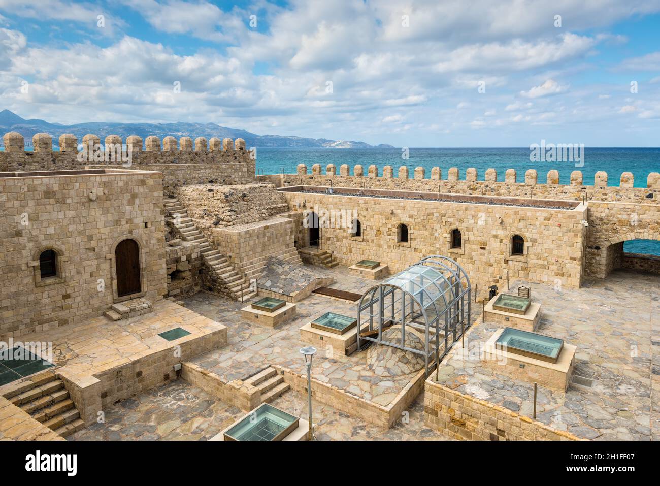 Heraklion, Creta, Grecia - 2 Novembre 2017: vista sul tetto della vecchia fortezza veneziana di Koules al porto di Heraklion, Creta, Grecia. Foto Stock
