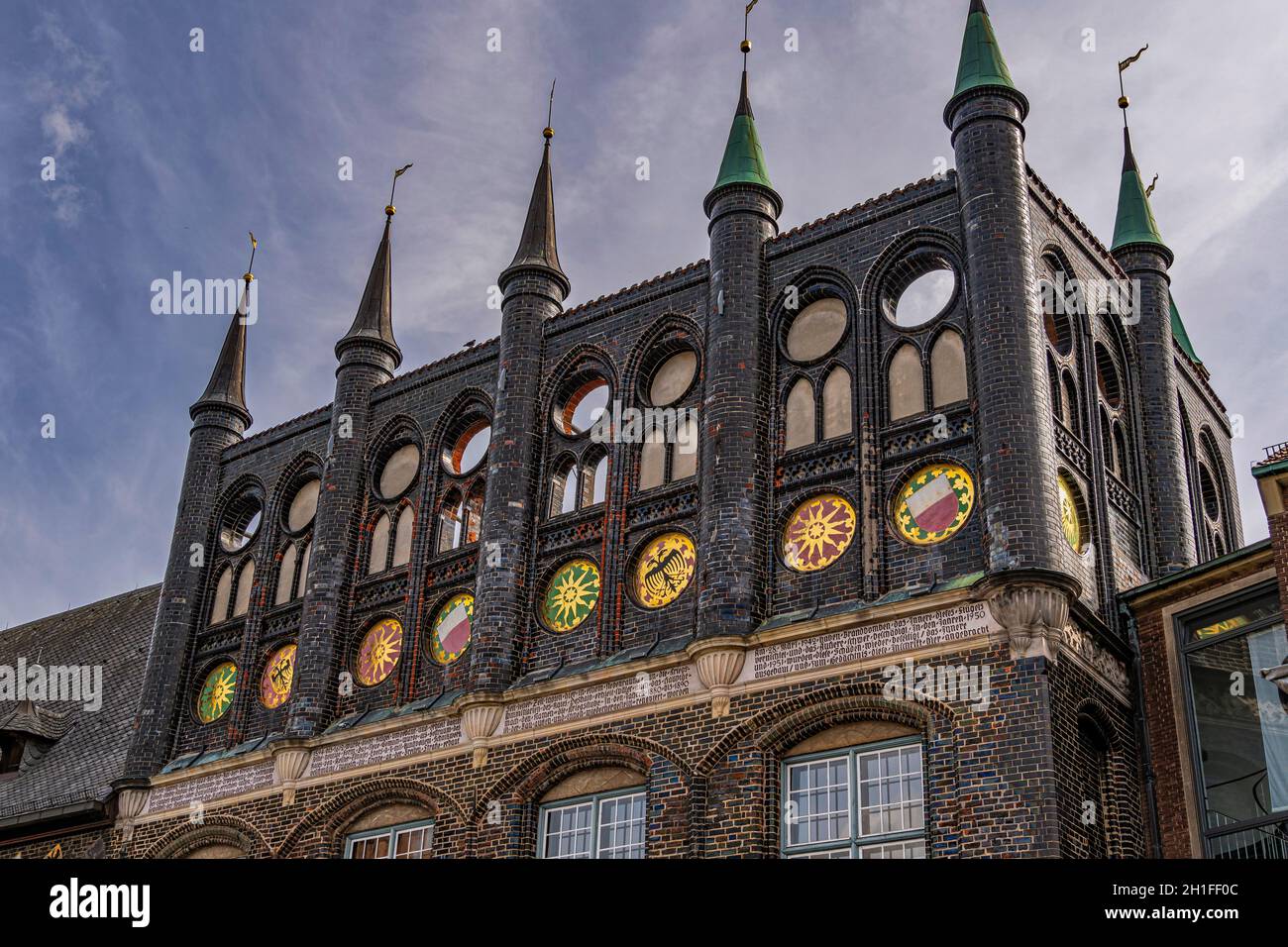 Dettaglio architettonico del municipio di Lübeck, un edificio nel centro storico dichiarato patrimonio dell'umanità dall'UNESCO. Lubecca, Germania Foto Stock
