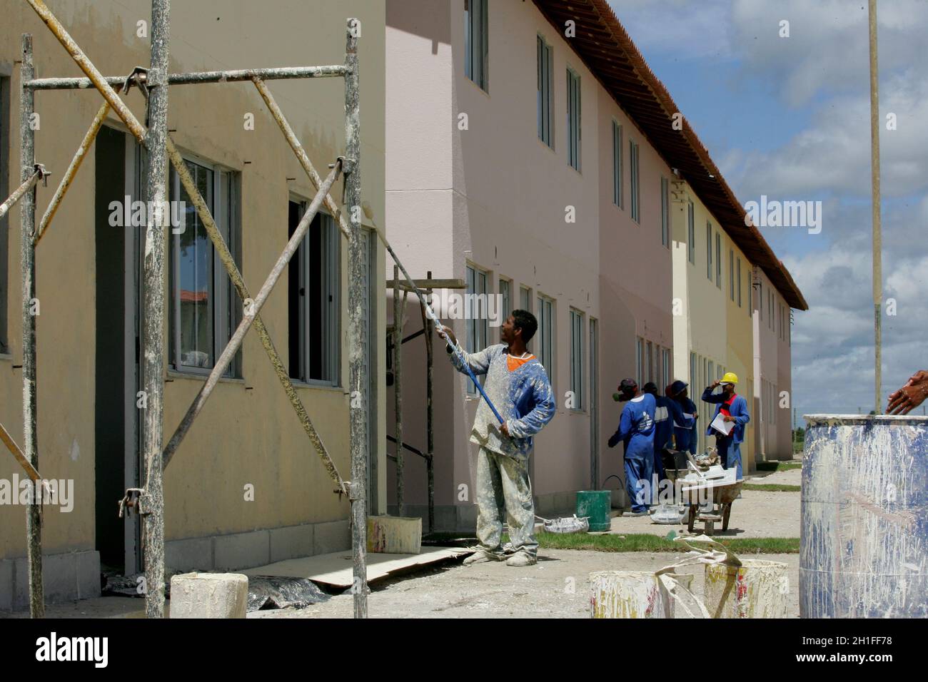 Eunapolis, bahia / brasile - 30 marzo 2011: Mason lavori per la costruzione di case popolari nel governo federale programma popolare di alloggi nella città di Foto Stock