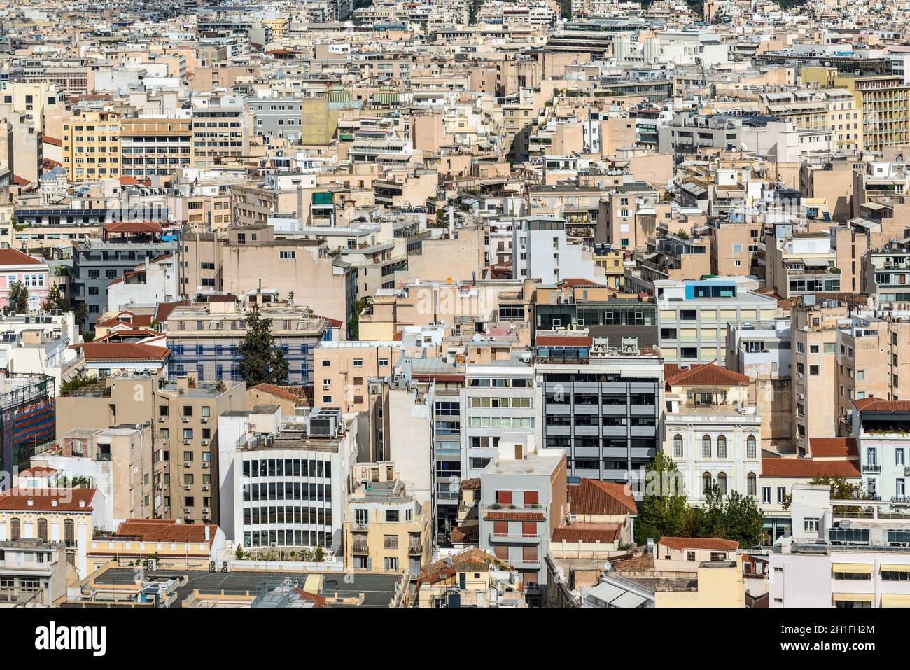 Atene, Grecia - 1 Novembre 2017: vista di Atene dal Acropoli con massa di case, immobili, appartamenti, tetti nel centro della città greca dei capi Foto Stock