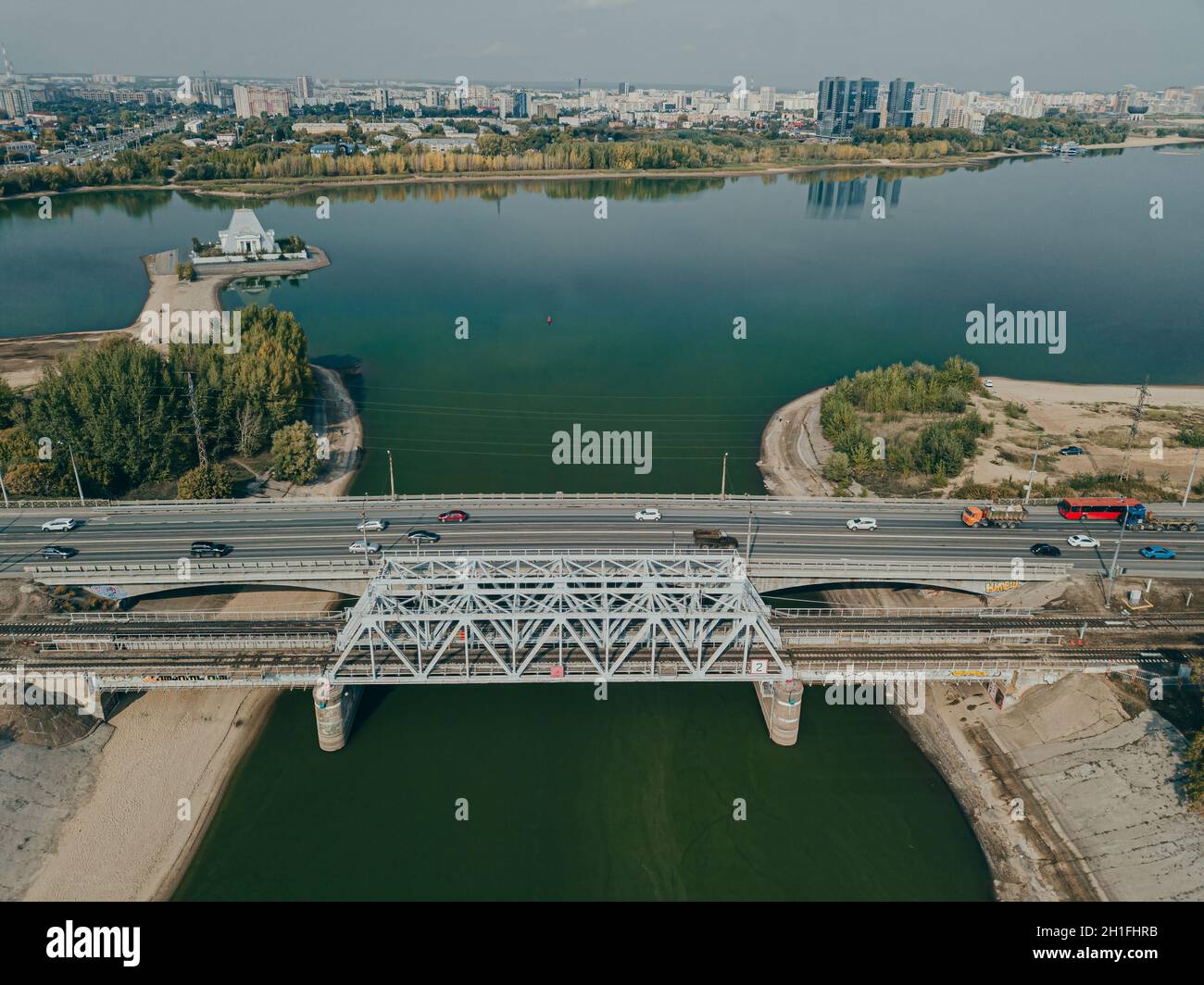 Ponte ferroviario e ponte stradale in parallelo. Vista dall'alto. Kazan, Russia. Foto Stock