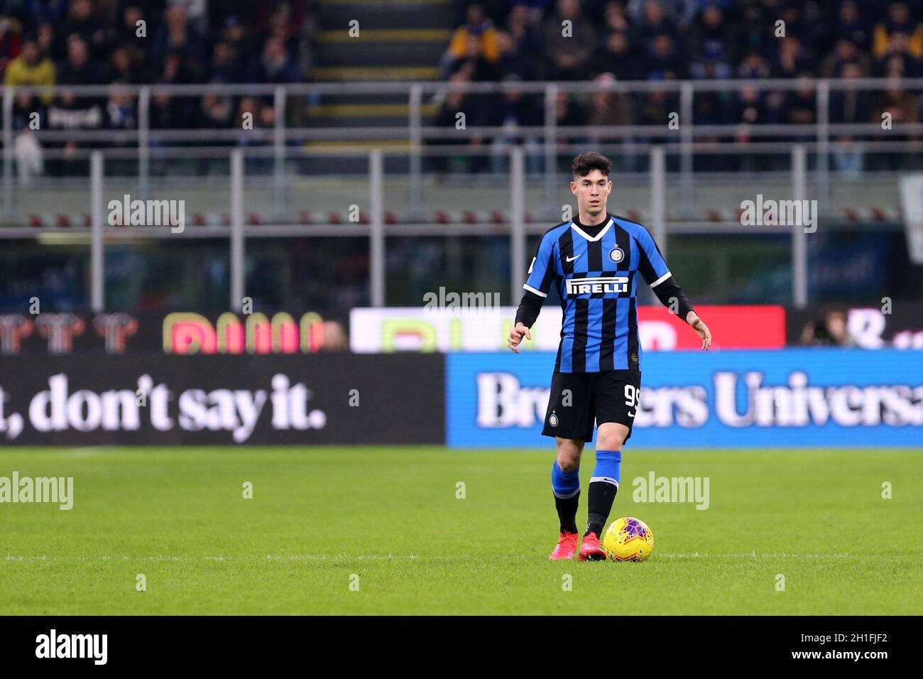 Milano, Italia. 12th febbraio 2020 . Coppa Italia semifinale prima tappa . Fc Internazionale Vs Ssc Napoli. Alessandro Bastoni del FC Internazionale. Foto Stock