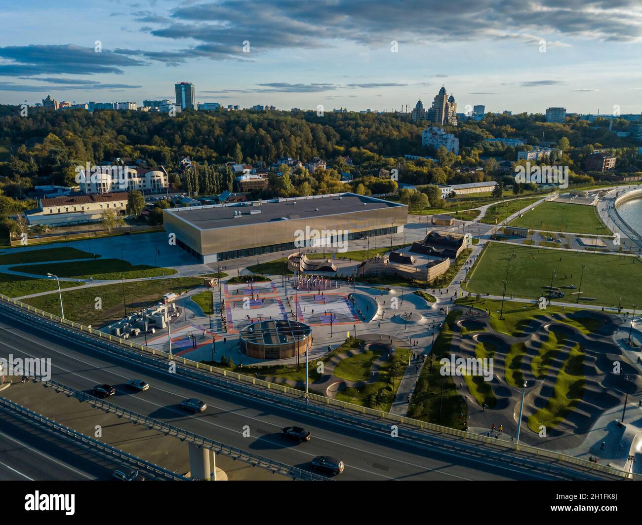 Un nuovo skate Park a Kazan. Parco estremo per divertimento. Vista dall'alto. Vista aerea del parco skate Foto Stock