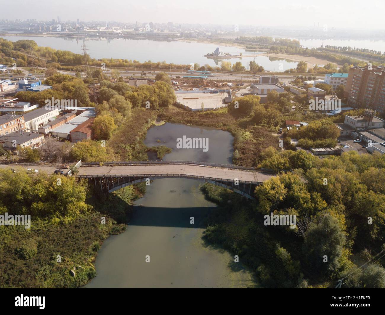 Ponte abbandonato sul fiume Kazanka a Kazan. Vista dall'alto. La desolazione generale della zona. Foto Stock