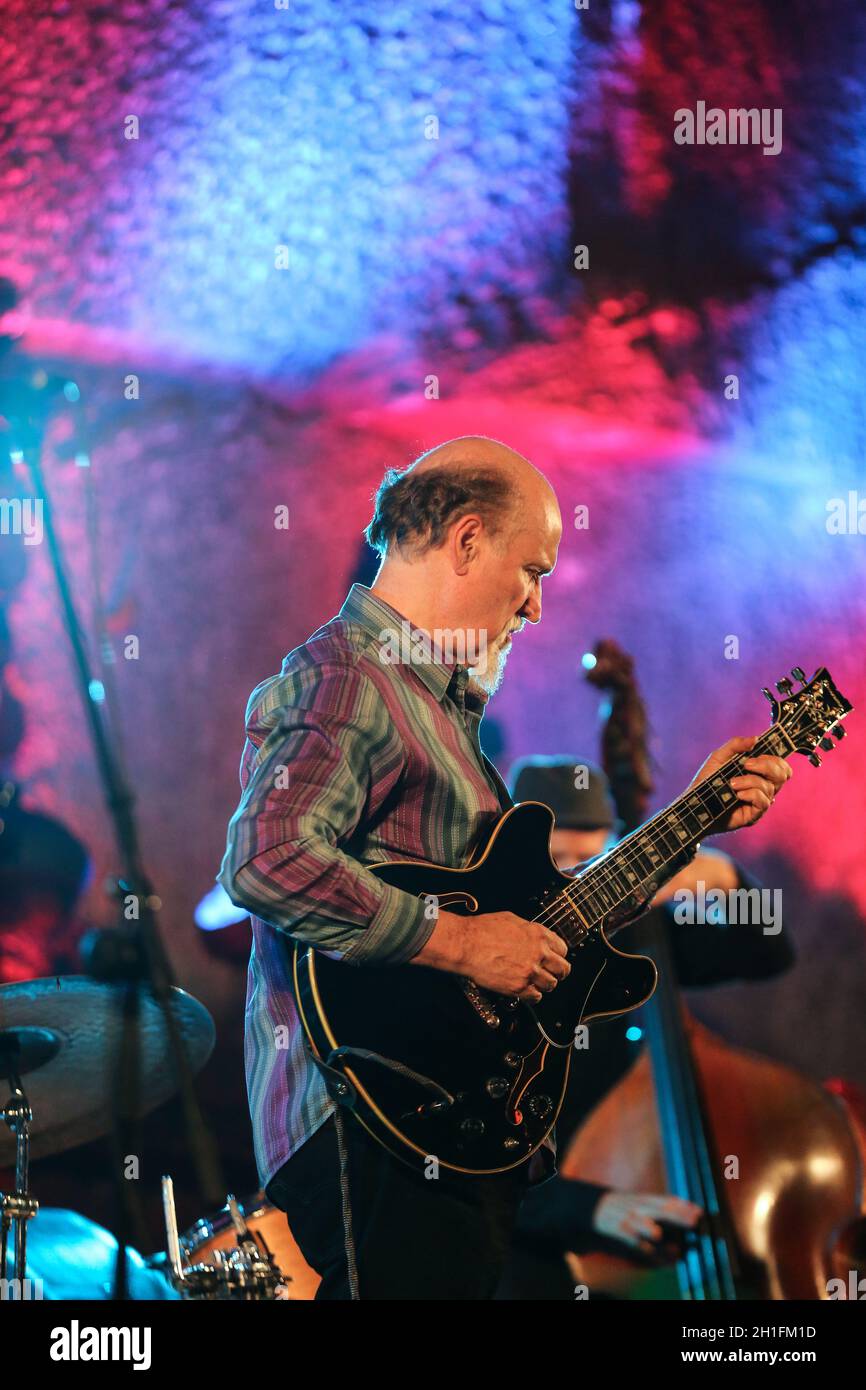 WIELICZKA, Polonia - 2 Novembre 2015: John Scofield riproduzione di musica dal vivo presso il Jazz Cracovia il giorno della commemorazione di tutti i defunti Festival nella miniera di sale di Wieliczka. Polonia Foto Stock