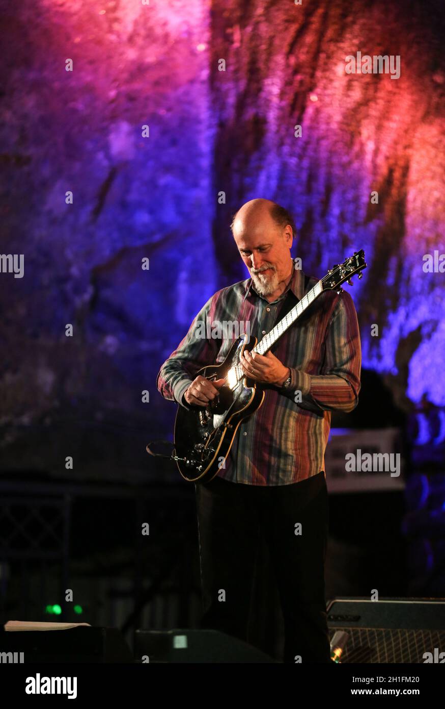 WIELICZKA, Polonia - 2 Novembre 2015: John Scofield riproduzione di musica dal vivo presso il Jazz Cracovia il giorno della commemorazione di tutti i defunti Festival nella miniera di sale di Wieliczka. Polonia Foto Stock