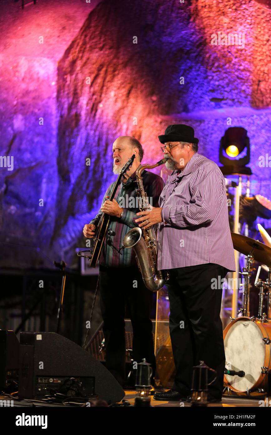 WIELICZKA, Polonia - 2 Novembre 2015: John Scofield e Joe Lovano Quartet riproduzione di musica dal vivo presso il Jazz Cracovia il giorno della commemorazione di tutti i defunti Festival nella Wielic Foto Stock