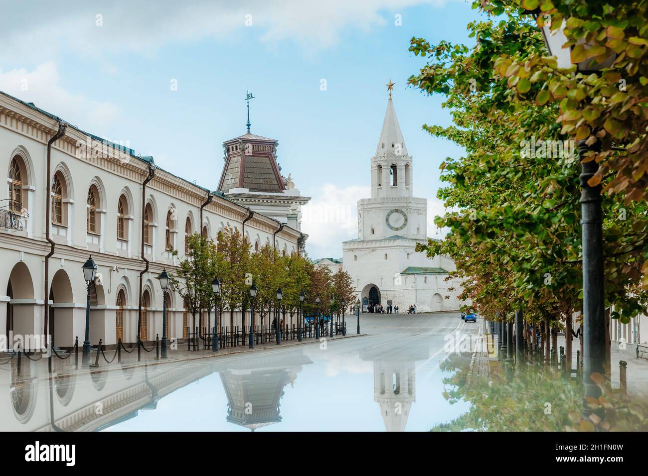 Splendida vista sulla città. Gostiny Dvor o il Museo Nazionale del Tatarstan e la Torre Spasskaya del Cremlino Kazan. Foto di alta qualità Foto Stock