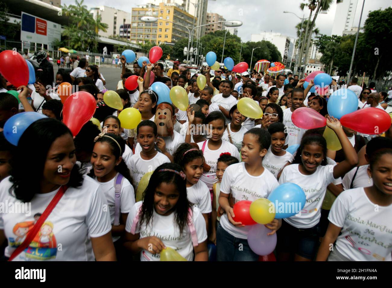 salvador, bahia / brasile - 13 luglio 2015: Le persone sono viste durante la passeggiata contro la riduzione dell'età criminale e in difesa del bambino e Adolescente Statut Foto Stock