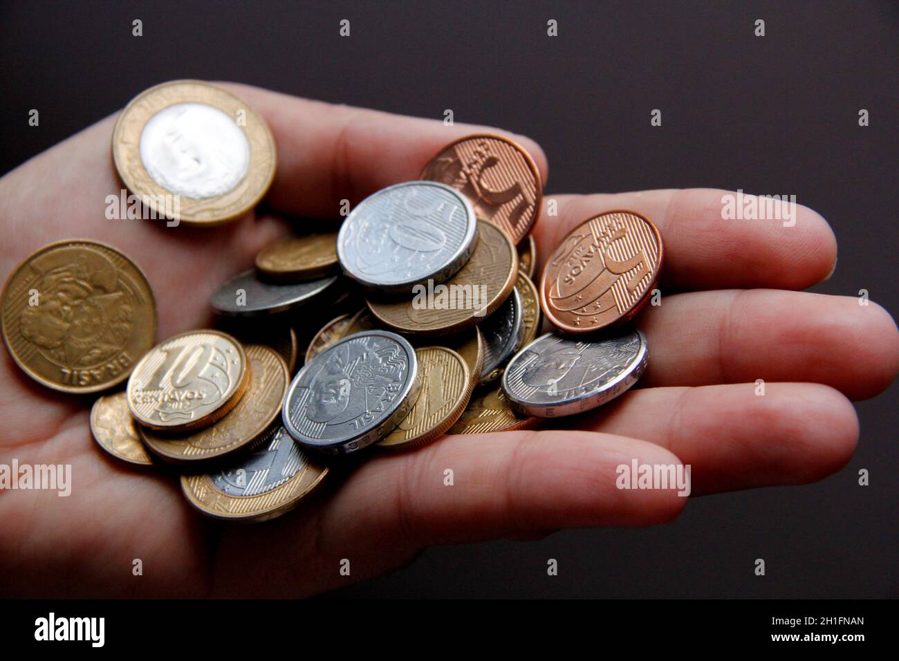 salvador, bahia / brasile - 23 gennaio 2015: La mano contiene monete reali, denaro brasiliano. *** Local Caption *** Foto Stock
