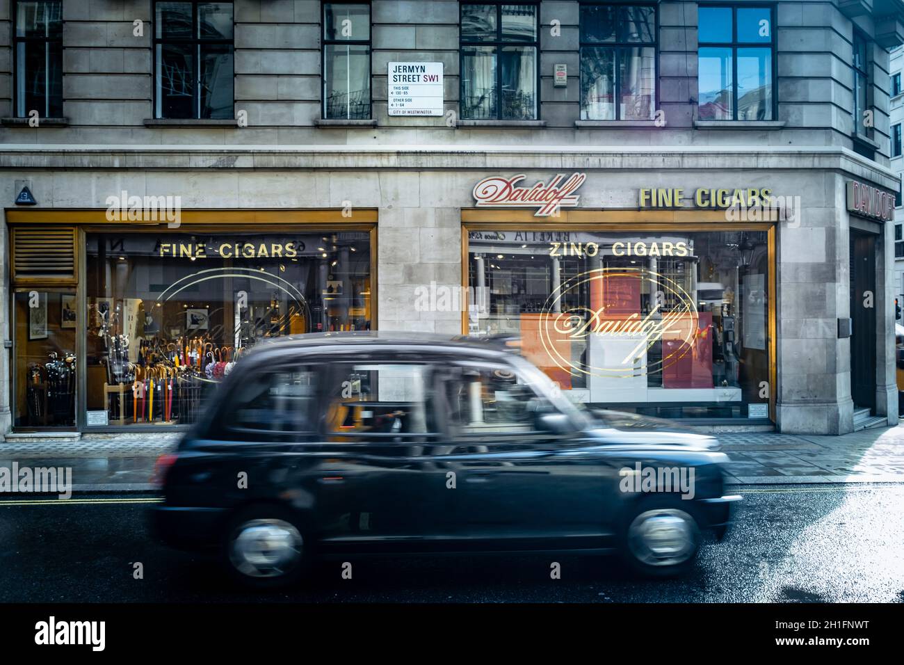 Londra- fine negozio di sigari su Jermyn Street a St James. Una strada per lo shopping famosa per i suoi esclusivi marchi di lusso Foto Stock