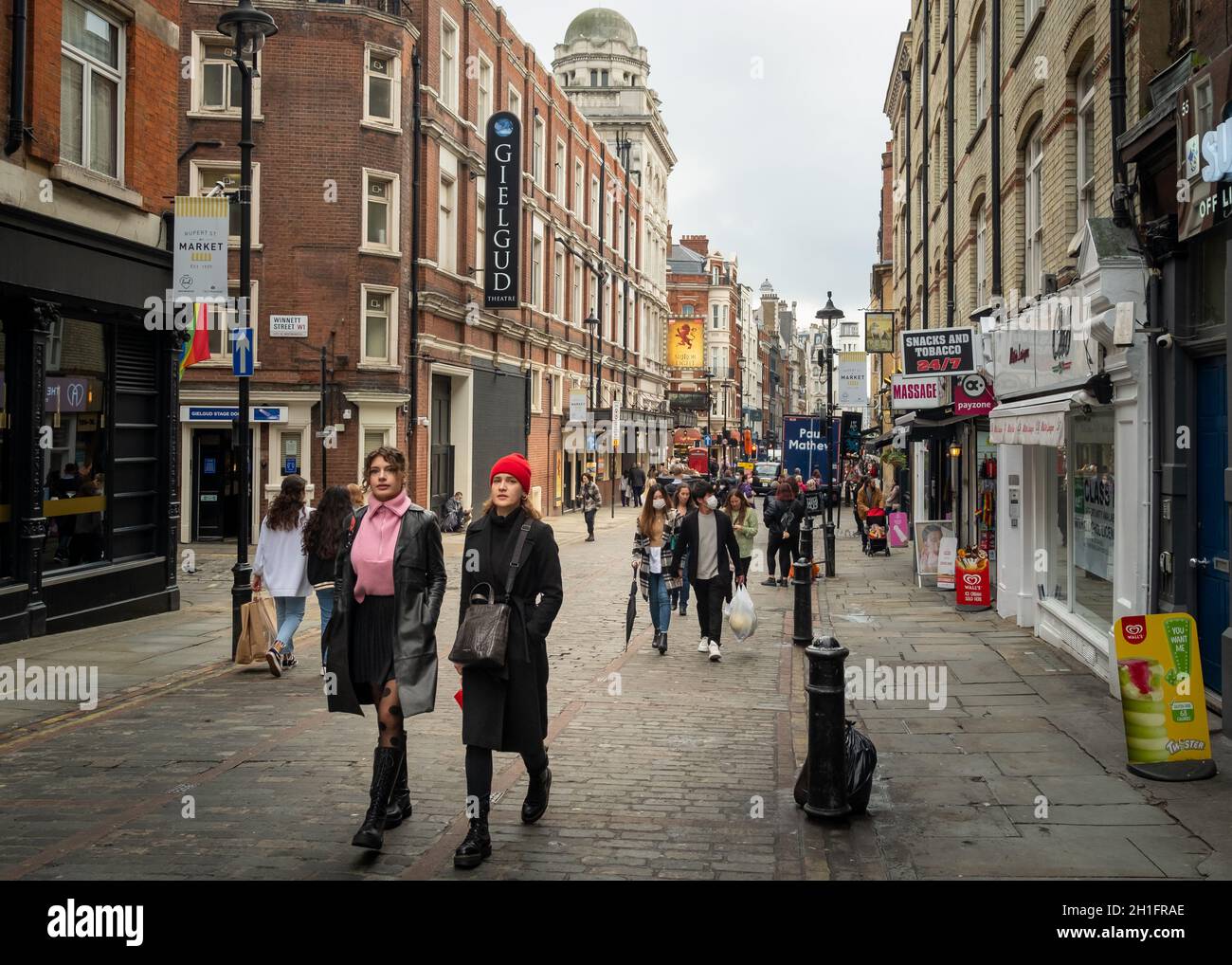 Londra ottobre 2021: Scena di strada Soho occupato nel West End di Londra Foto Stock