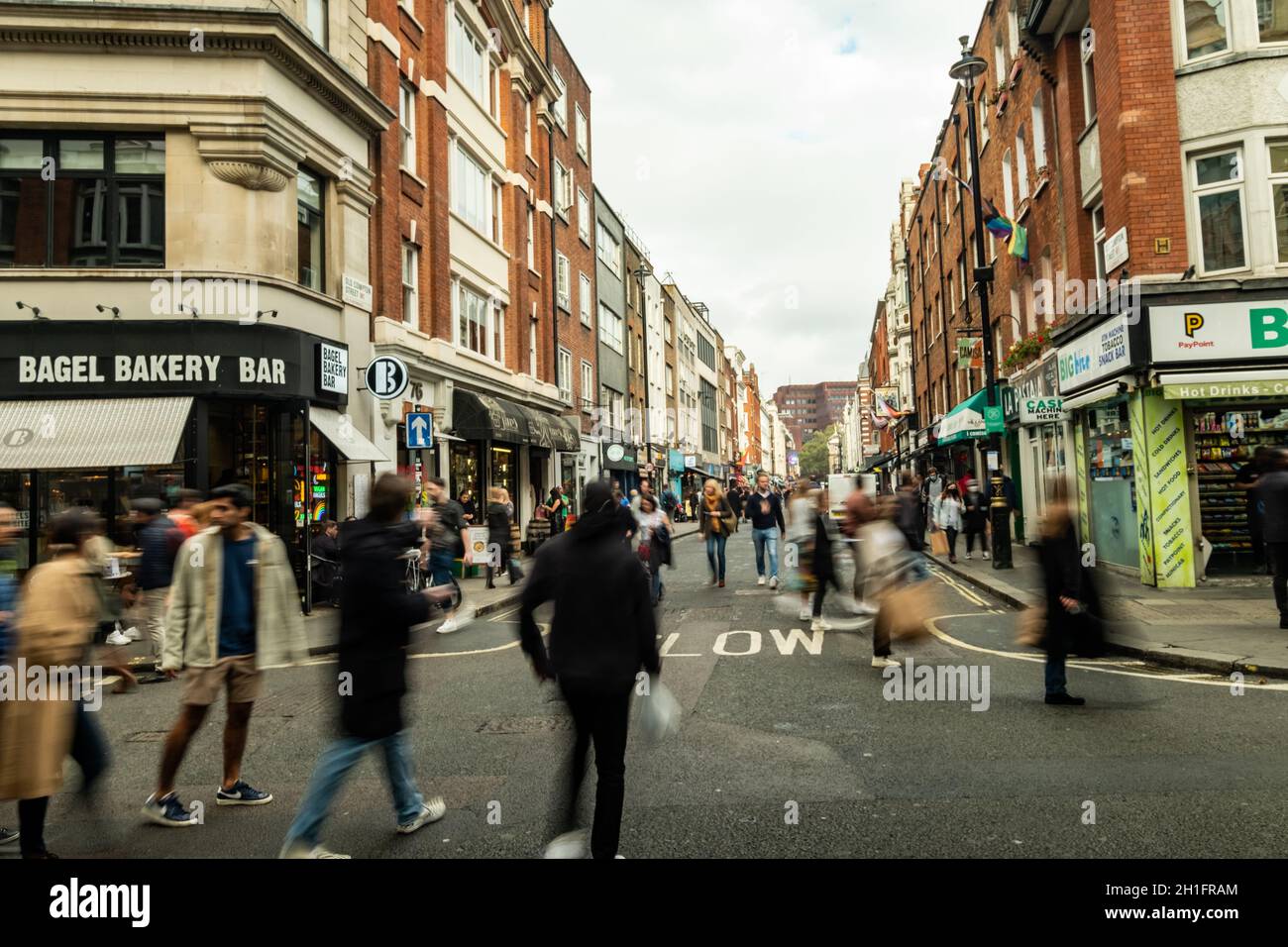 Londra ottobre 2021: Scena di strada Soho occupato nel West End di Londra Foto Stock