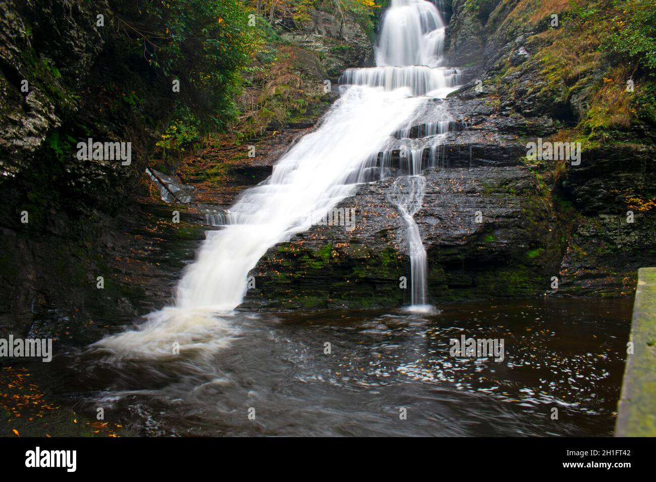 Vista diretta delle cascate di Dingmans a Dingmans Ferry, Pennsylvania, a metà autunno pomeriggio con sfocature causate da una lunga esposizione -01 Foto Stock