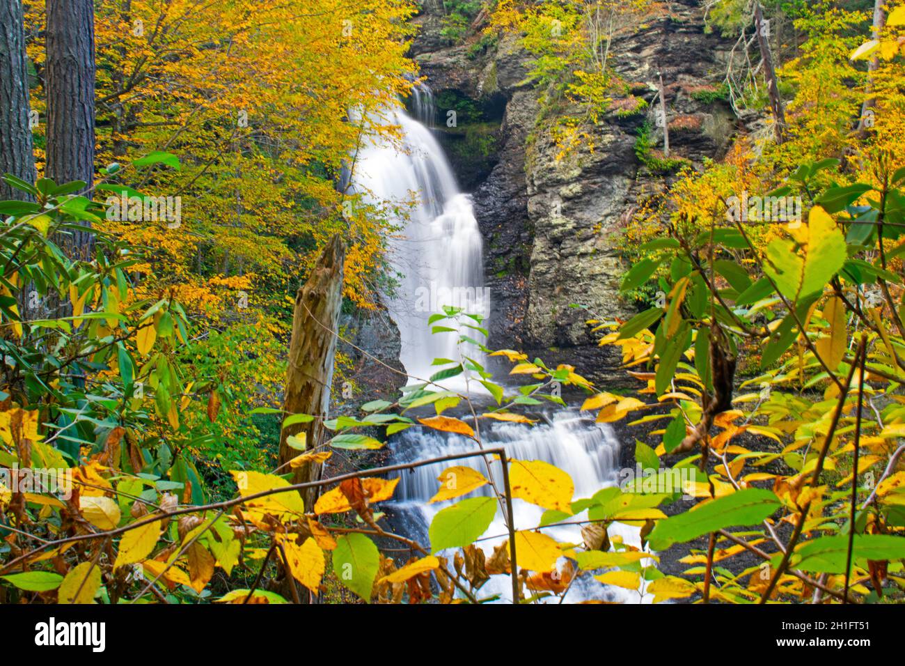 Cascate di Dingmans a Dingmans Ferry, Pennsylvania, a metà autunno pomeriggio, vista attraverso colori lussureggianti fogliame con lunga esposizione sfocatura -04 Foto Stock