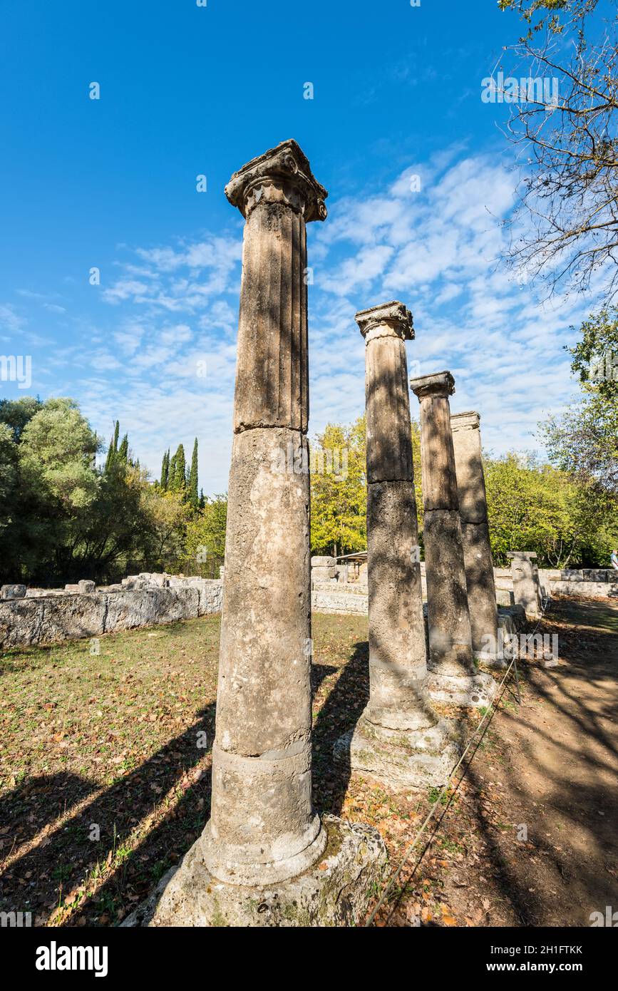 I resti di un patrimonio architettonico di colonne nel sito archeologico di Olimpia nel Peloponneso Grecia Foto Stock