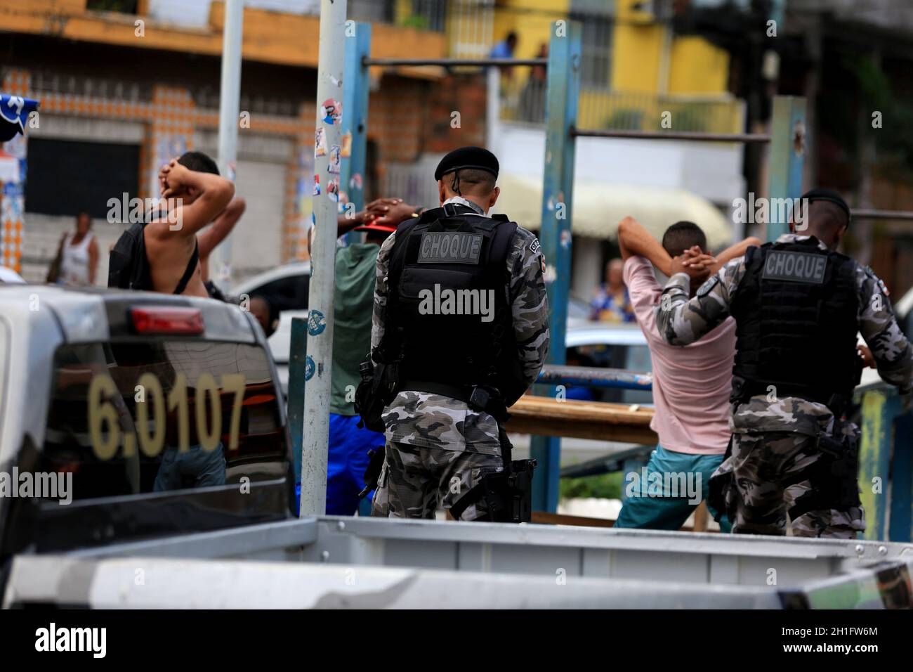 salvador, bahia / brasile - 7 ottobre 2016: Agenti di battaglione di scossa della polizia militare di Bahia si avvicinano agli uomini durante il funzionamento nella vicina vale das Pedrinhas Foto Stock