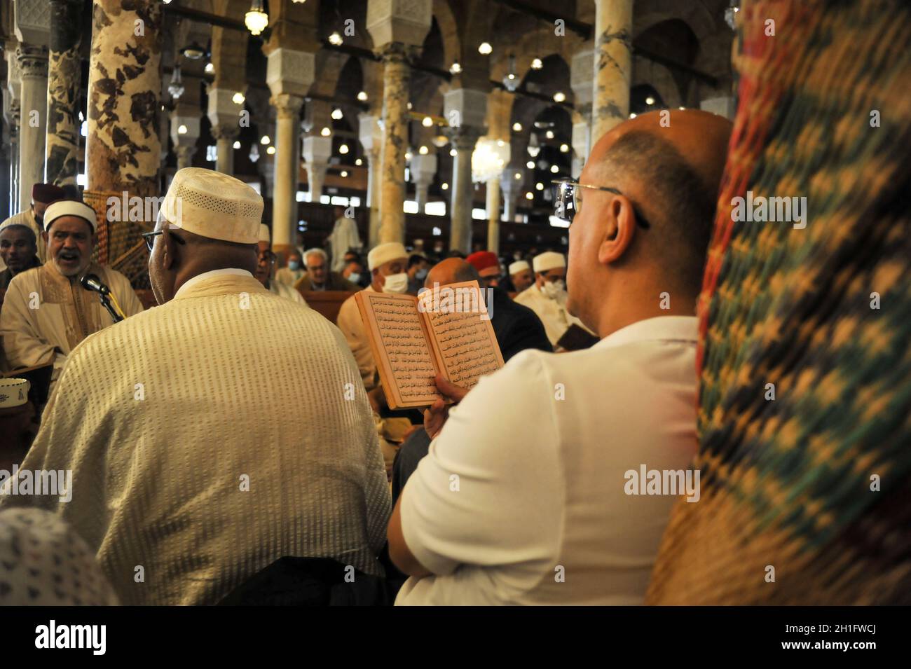 Tunisi, Tunisia. 18 ottobre 2021, i musulmani partecipano ad una cerimonia religiosa che commemora la nascita dell'amato profeta Muhammed, conosciuto in arabo come 'Mawlid al-Nabi' alla Moschea di Zaytuna . I musulmani celebrano ogni anno il compleanno del profeta Maometto in tutto il mondo il 12° mese di Rabi-ul-Awal nel calendario islamico. Il 18 ottobre 2021 a Tunisi, Tunisia. (Foto di Hasan Mrad/ Eyepix Group) Foto Stock