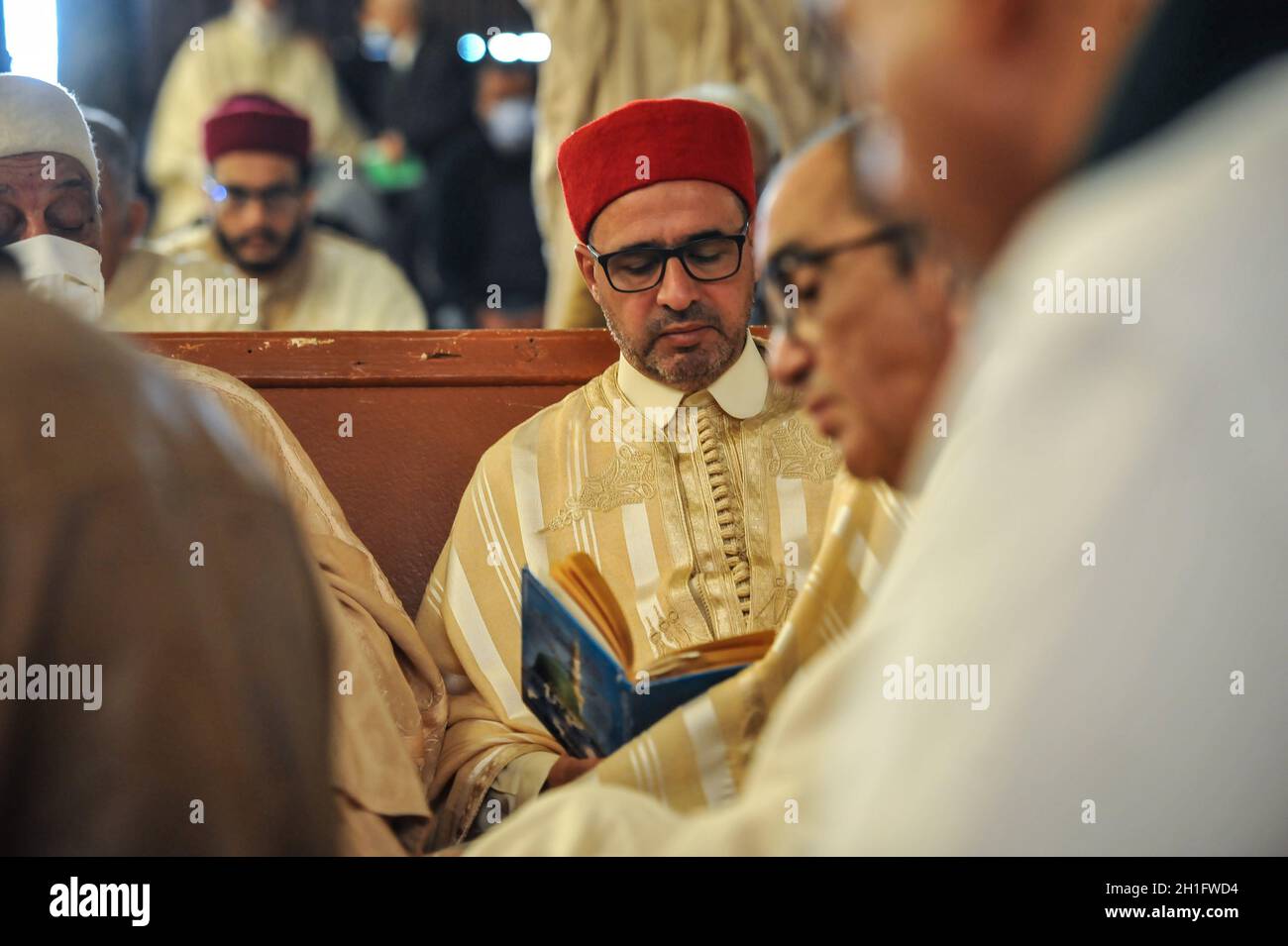 Tunisi, Tunisia. 18 ottobre 2021, i musulmani partecipano ad una cerimonia religiosa che commemora la nascita dell'amato profeta Muhammed, conosciuto in arabo come 'Mawlid al-Nabi' alla Moschea di Zaytuna . I musulmani celebrano ogni anno il compleanno del profeta Maometto in tutto il mondo il 12° mese di Rabi-ul-Awal nel calendario islamico. Il 18 ottobre 2021 a Tunisi, Tunisia. (Foto di Hasan Mrad/ Eyepix Group) Foto Stock