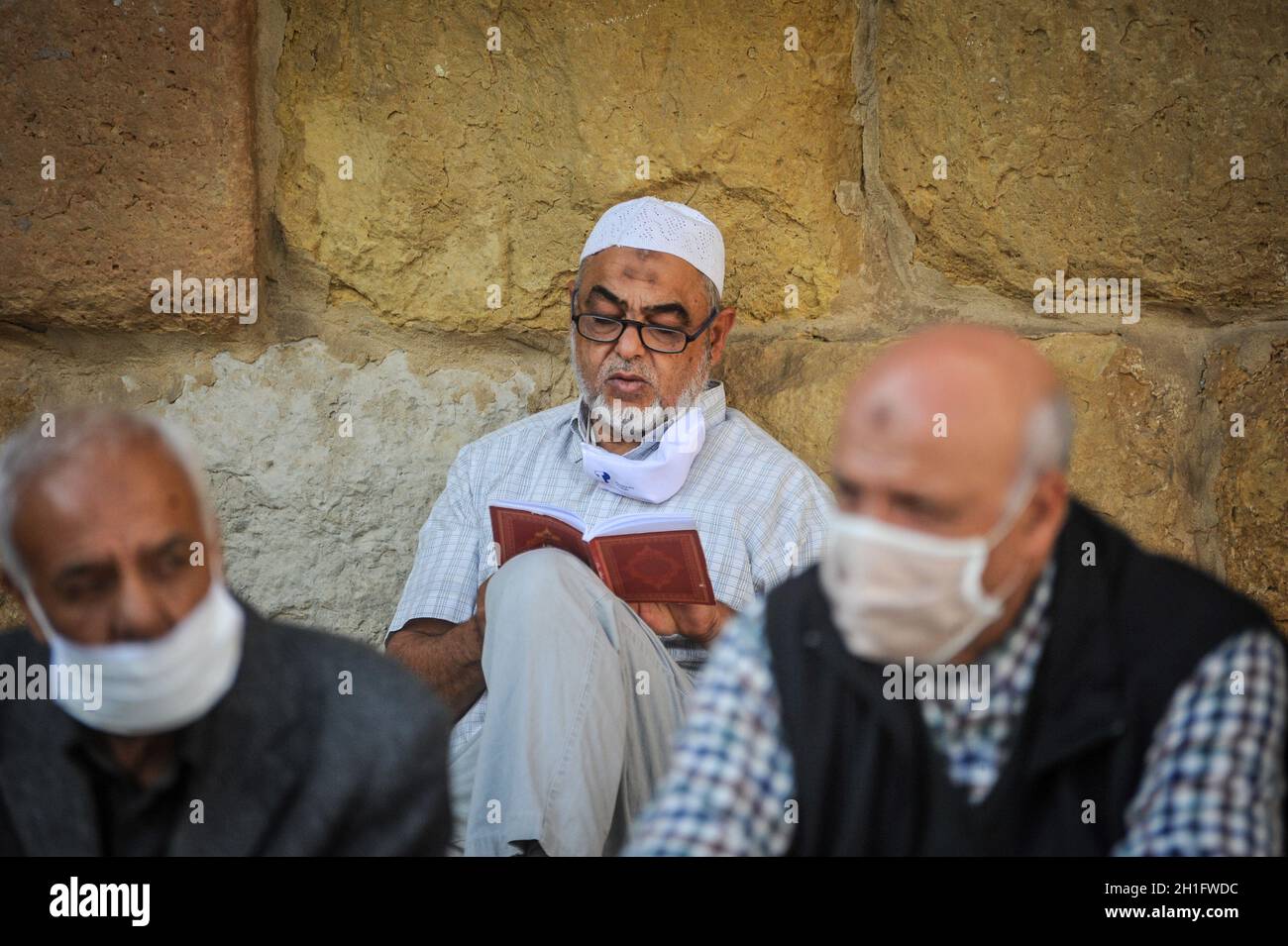 Tunisi, Tunisia. 18 ottobre 2021, i musulmani partecipano ad una cerimonia religiosa che commemora la nascita dell'amato profeta Muhammed, conosciuto in arabo come 'Mawlid al-Nabi' alla Moschea di Zaytuna . I musulmani celebrano ogni anno il compleanno del profeta Maometto in tutto il mondo il 12° mese di Rabi-ul-Awal nel calendario islamico. Il 18 ottobre 2021 a Tunisi, Tunisia. (Foto di Hasan Mrad/ Eyepix Group) Foto Stock