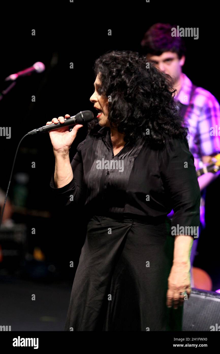 salvador, bahia / brasile - 31 dicembre 2013: Il cantante Gal Costa è visto durante l'arresto sul palcoscenico fissato a Praca Cairu, nel quartiere di Comme Foto Stock