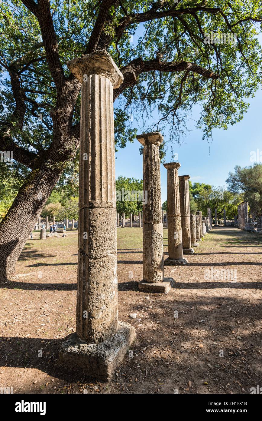 Olympia, Grecia - 31 Ottobre 2017: fila di colonne in pietra - colonne antiche al sito archeologico di Olimpia in Grecia. Foto Stock