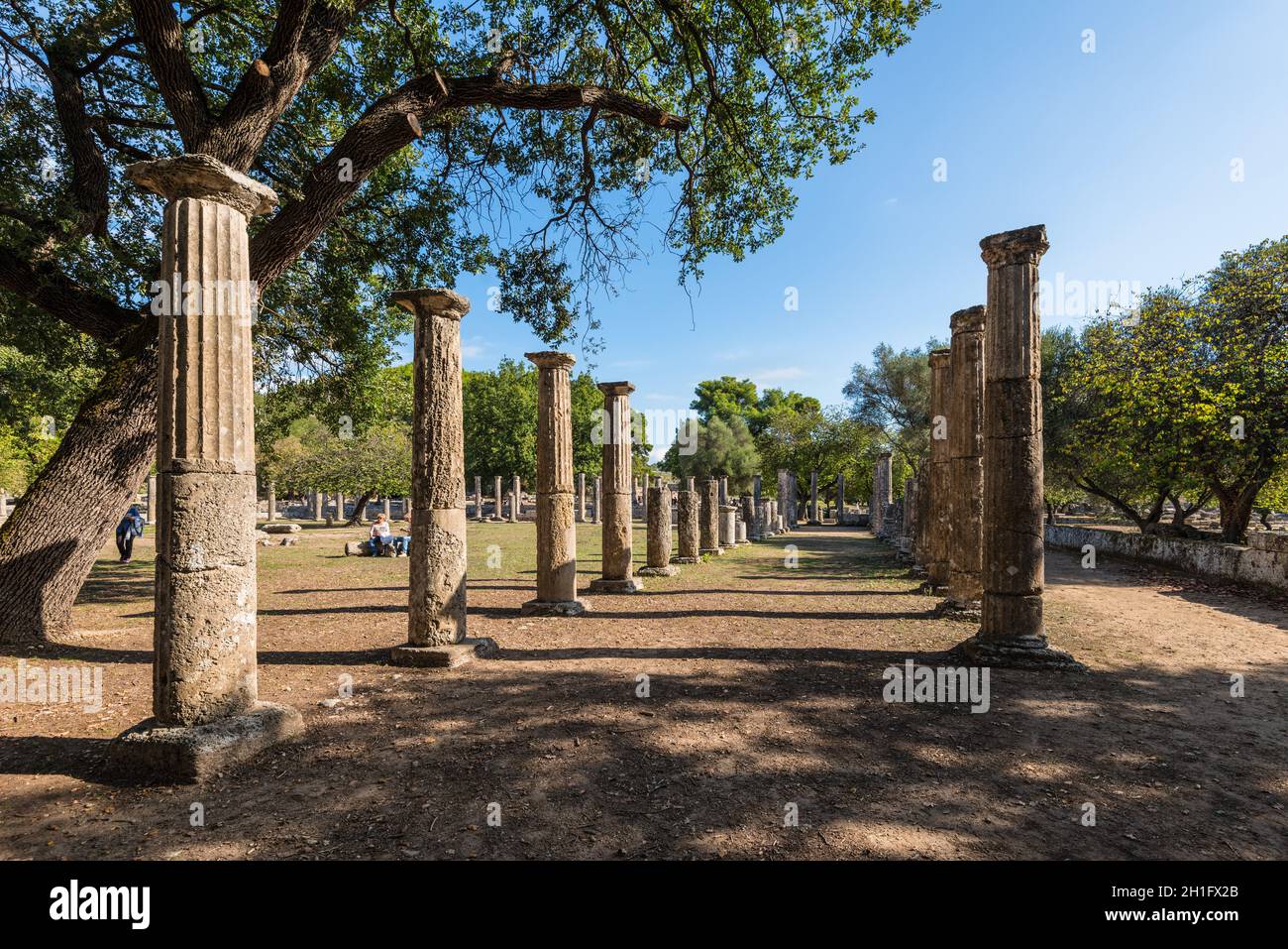 Olympia, Grecia - 31 Ottobre 2017: due file di pilastri di pietra - colonne antiche al sito archeologico di Olimpia in Grecia. Foto Stock