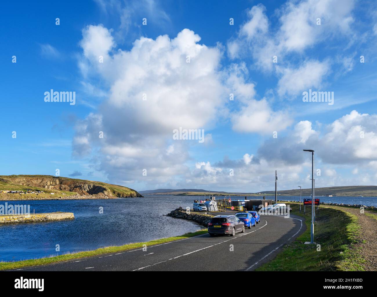 Coda per Gutcher verso Belmont Ferry, Gutcher, Yell, Shetland, Shetland Islands, Scozia, Regno Unito Foto Stock