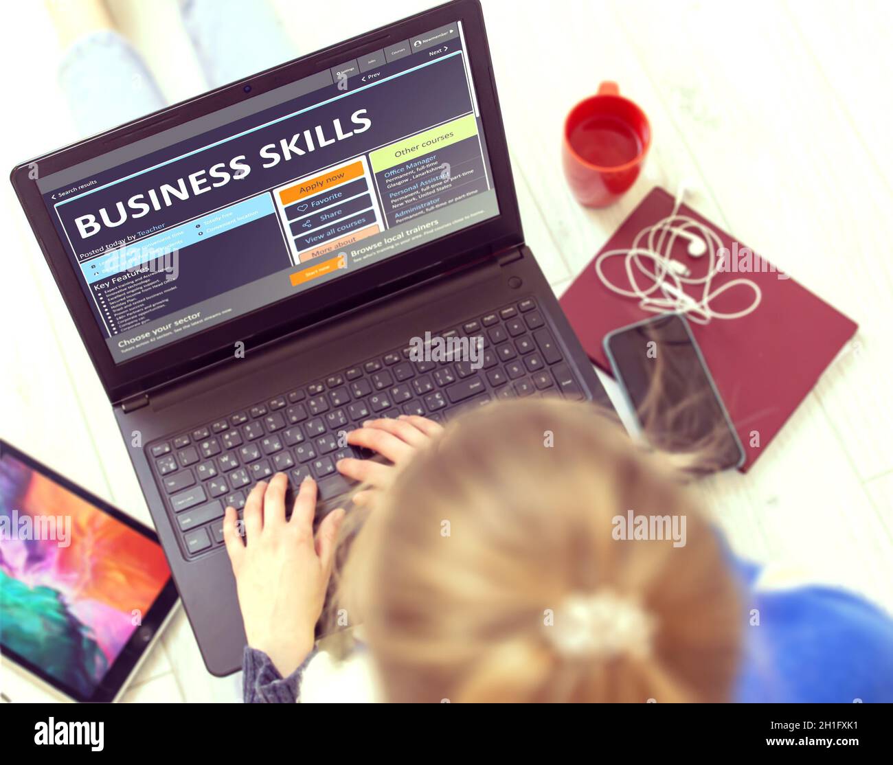Competenze aziendali. La giovane donna scrive un testo sulla tastiera portatile del laptop con la pagina Web educativa aperta mentre ha tempo di ricreazione a casa. Continua Foto Stock
