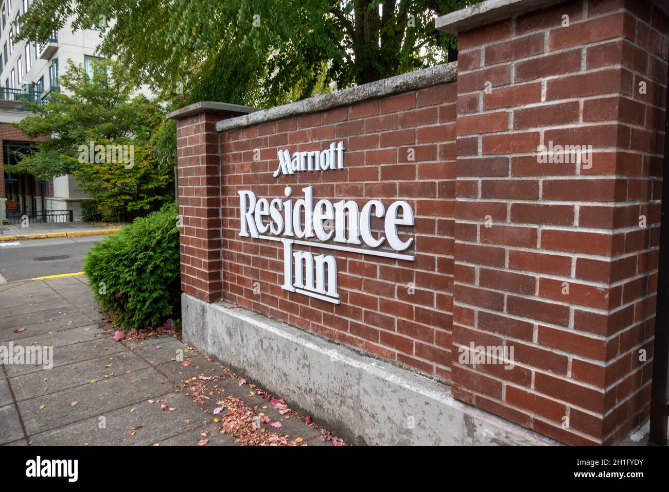 Redmond, WA USA - circa Agosto 2021: Vista ad angolo della strada di un Marriott Residence Inn nel centro di Redmond. Foto Stock