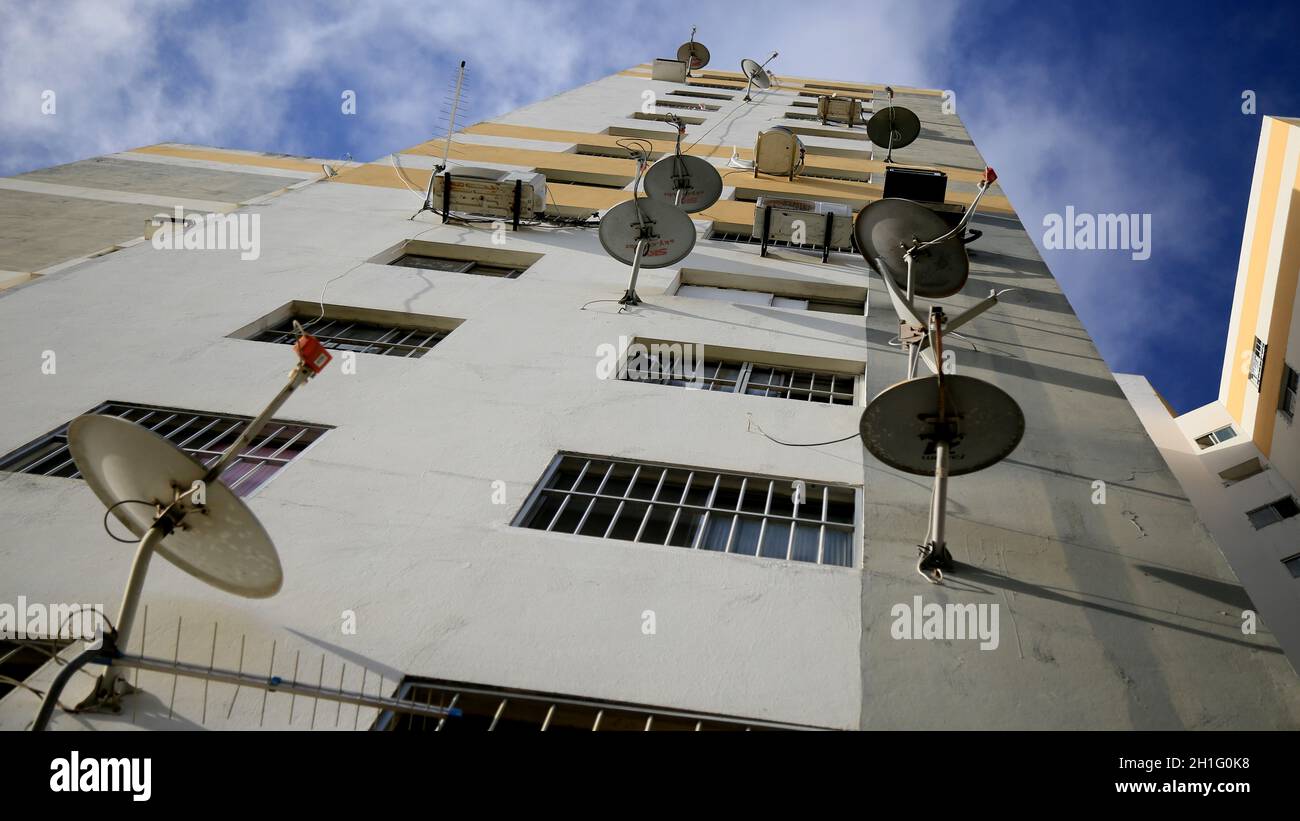 salvador, bahia / brasile - 16 giugno 2020: Antenne tv a canale chiuso sono viste sulla parete di un edificio residenziale nella città di Salvador. *** locale Foto Stock