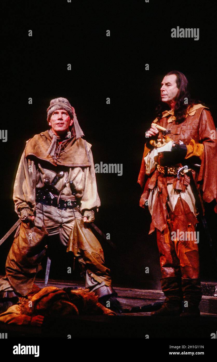 l-r: Pete Postlethwaite (Brodin), Richard Easton (Rochfort) nei NASI ROSSI di Peter Barnes alla Royal Shakespeare Company (RSC), Barbican Theatre, Barbican Center, Londra EC2 02/07/1985 design: Farrah Lighting: Terry Hands with Clive Morris Movement: Ben Benison regista: Terry Hands Foto Stock