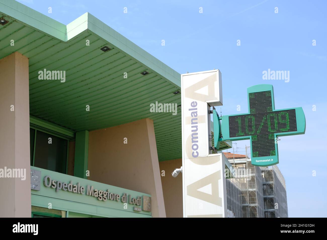 Lodi, Lombardia, Italia circa 09-2021. Ospedale di Lodi. Ingresso al  moderno ospedale dipinto di verde. Cartello con la croce della farmacia.  Foto di scorta Foto stock - Alamy