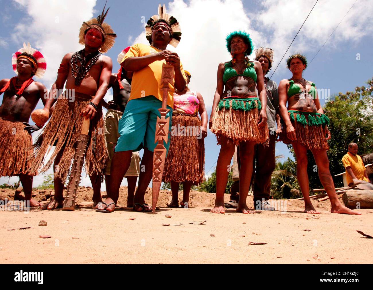 porto seguro, bahia / brasile - 1 gennaio 2010: Etnico pataxos indiani sono visti al villaggio di Imbiriba nel comune di Porto Seguro. Foto Stock