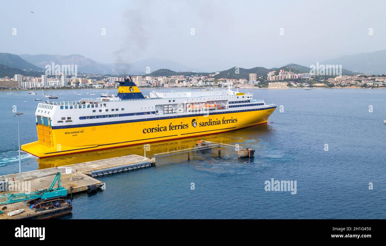 Il traghetto giallo brillante Corsica /Sardegna parte dal porto nel Mediterraneo. Nessuna gente. Foto Stock
