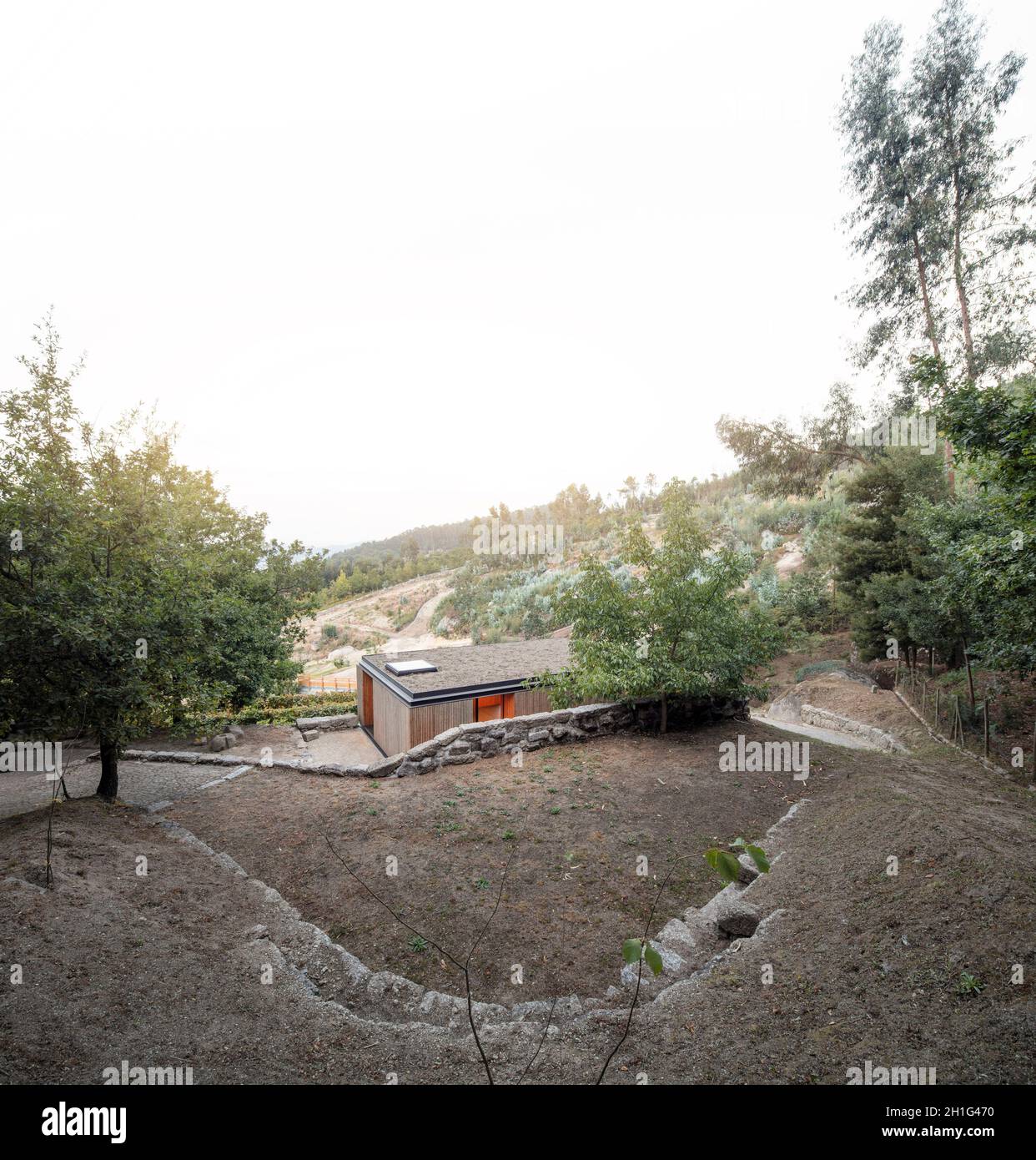 Casa in paesaggio terrazzato. Pavilion House, Guimarães, Portogallo. Architetto: Diogo Aguiar Studio, 2019. Foto Stock