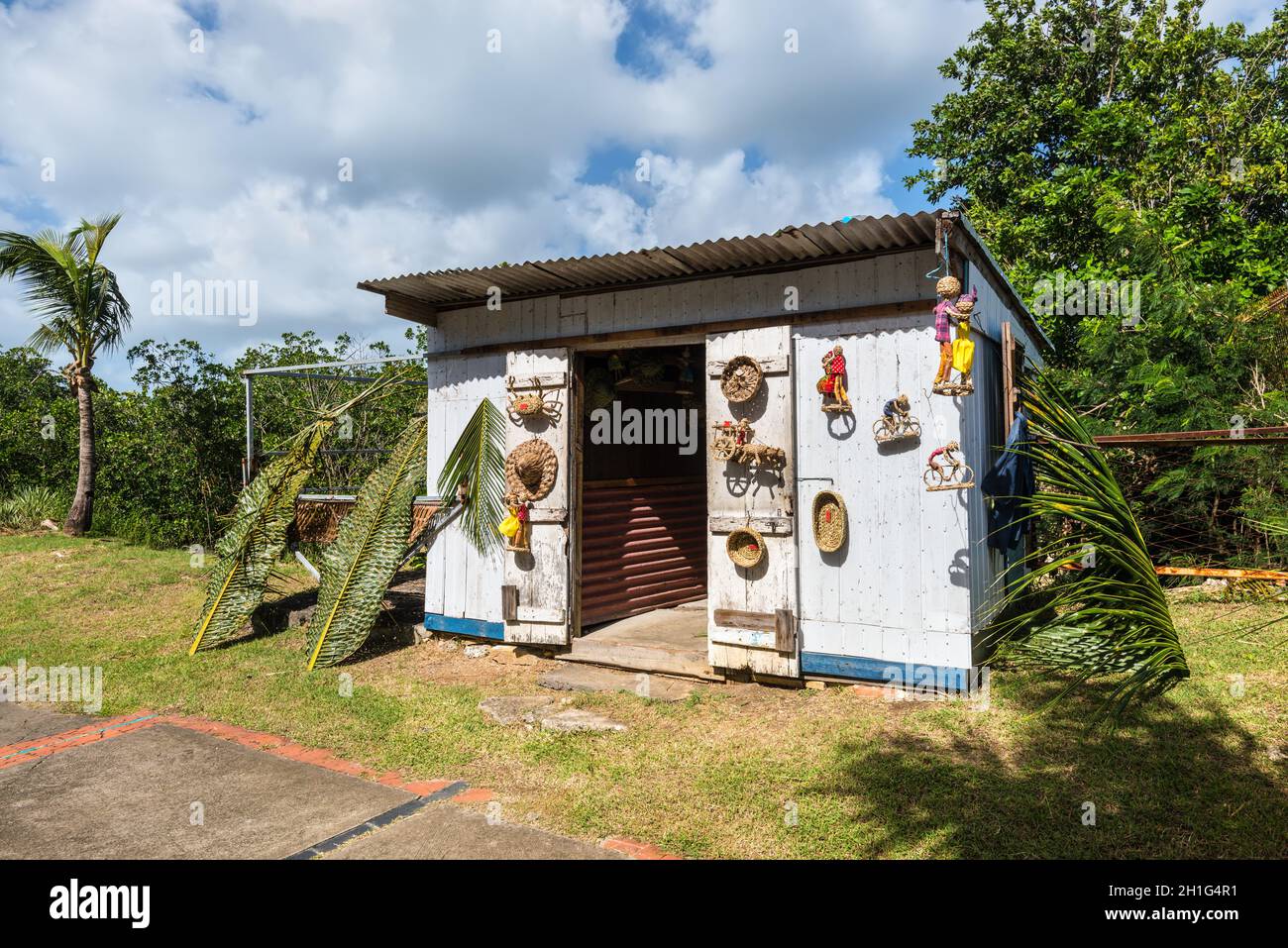 Le Gosier, Guadalupa - Dicembre 20, 2016: venditore ambulante di vendita di souvenir fatti a mano ai turisti a Le Gosier Guadalupa, una regione di oltremare della Francia, Foto Stock