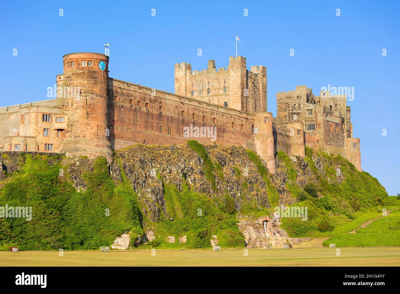 Castello di Bambburgh Northumberland Bambburgh Inghilterra guardando al Castello di Bambburgh Walls Villaggio di Bambburgh Northumberland Inghilterra UK GB Europe Foto Stock