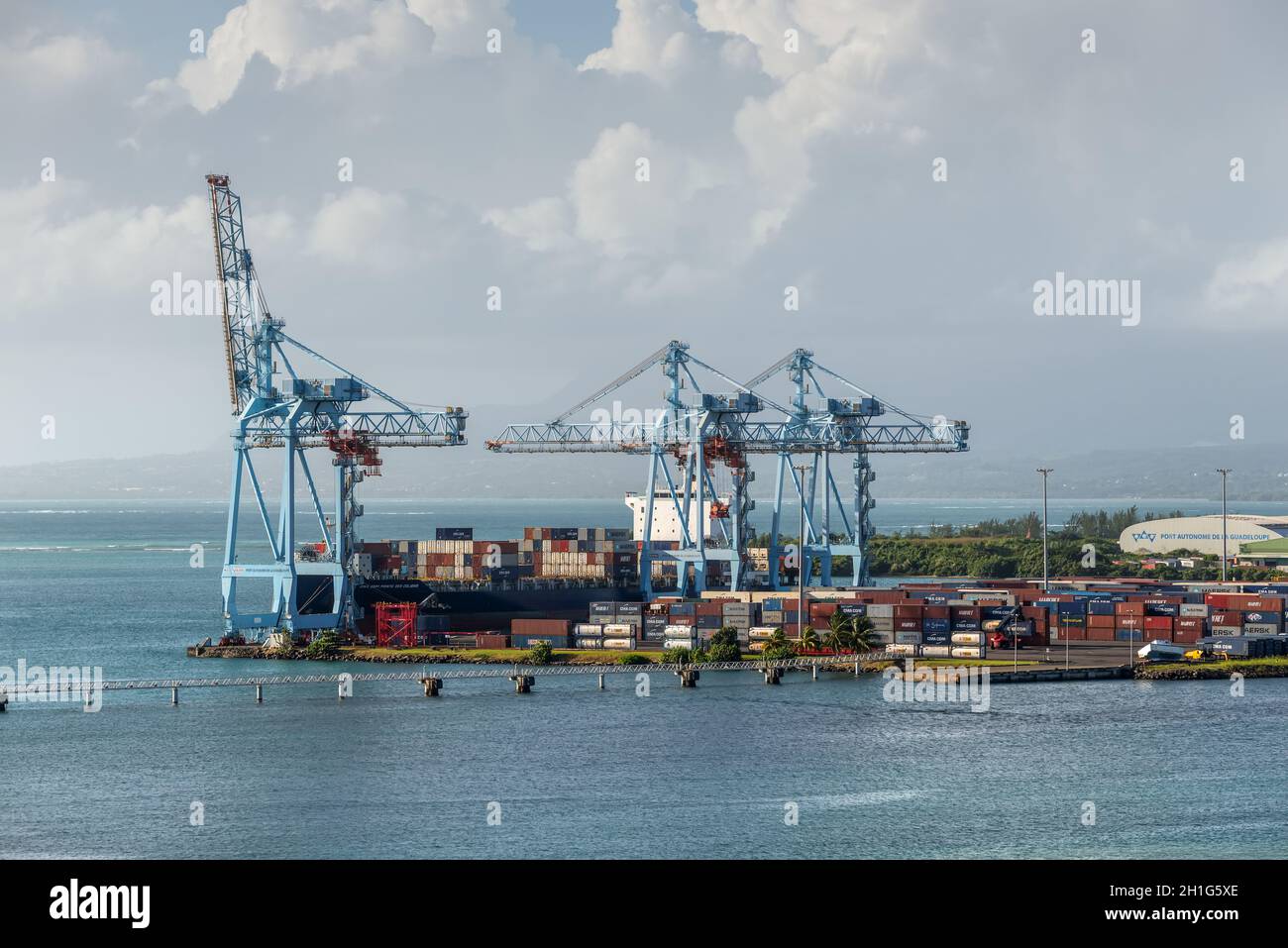 Pointe-à-Pitre, Guadalupa - Dicembre 20, 2016: gru sulla banchina del porto e il carico della nave nel porto di Pointe-à-Pitre, Guadalupa, un oltremare Foto Stock