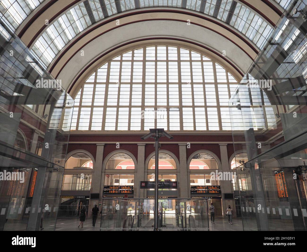 TORINO, ITALIA - CIRCA GIUGNO 2020: Stazione ferroviaria Torino porta Nuova Foto Stock