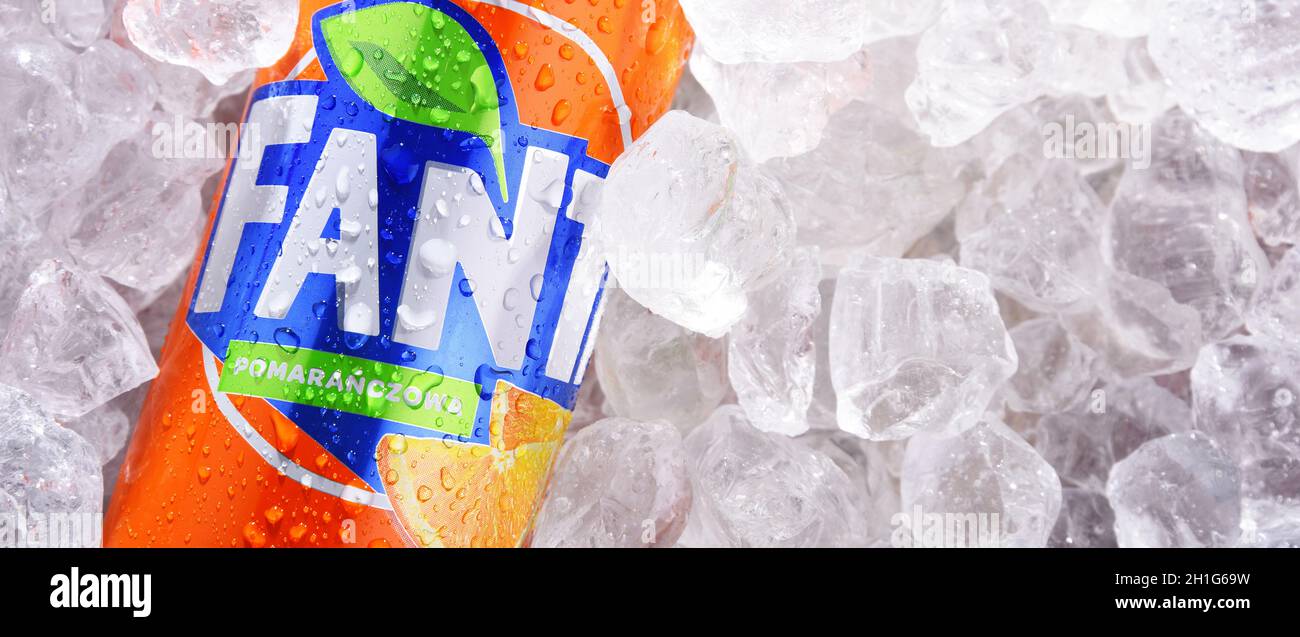 POZNAN, POL - 10 GIU 2020: Lattina di Fanta, un marchio globale di bevande analcoliche gassate aromatizzate alla frutta, creata dalla Coca-Cola Company in Germania nel 1940 Foto Stock