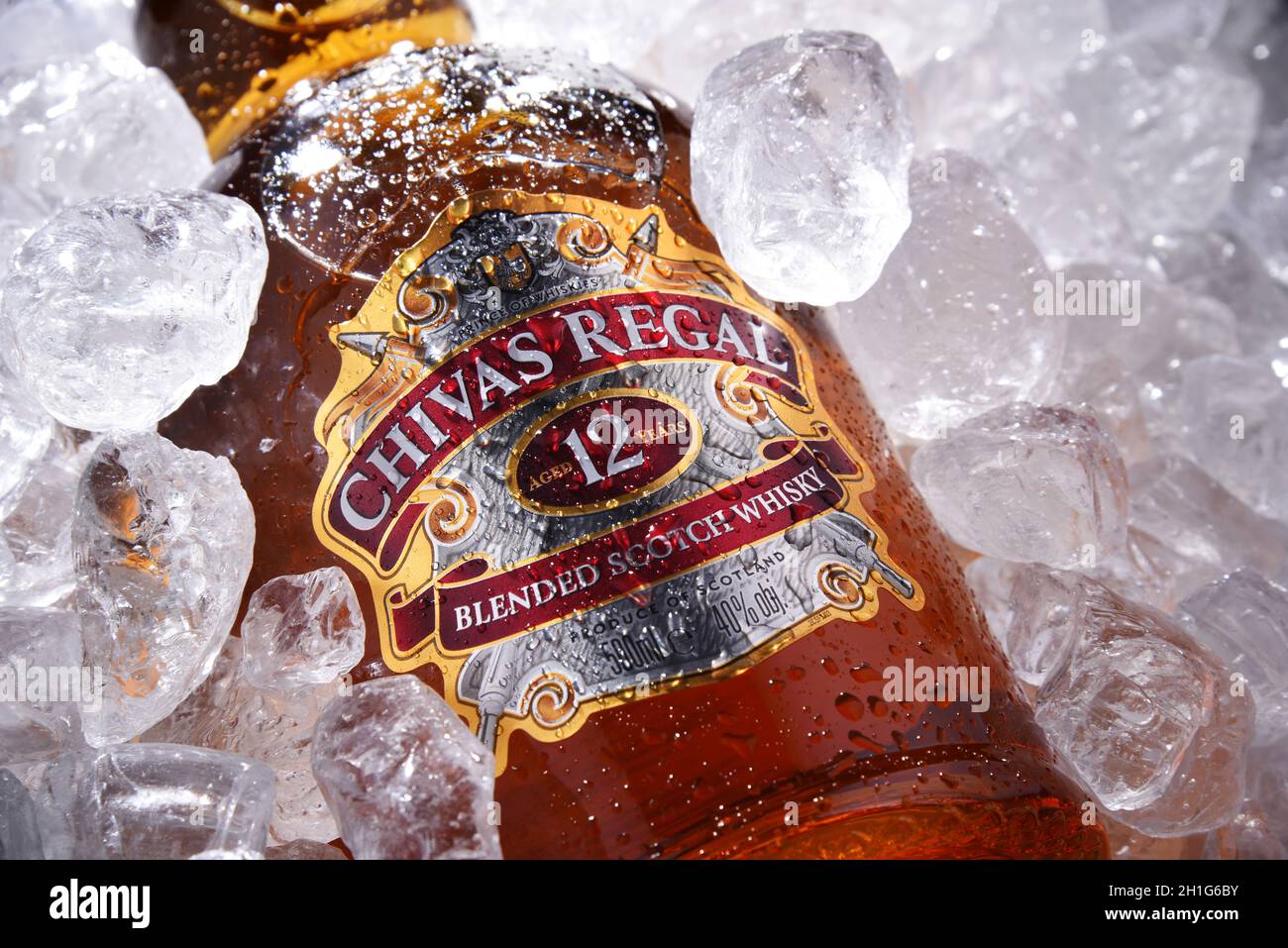 POZNAN, POL - 28 MAGGIO 2020: Bottiglia di Chivas Regal 12, un whisky scozzese miscelato a base di whisky maturato per almeno 12 anni, prodotto da Chivas Br Foto Stock