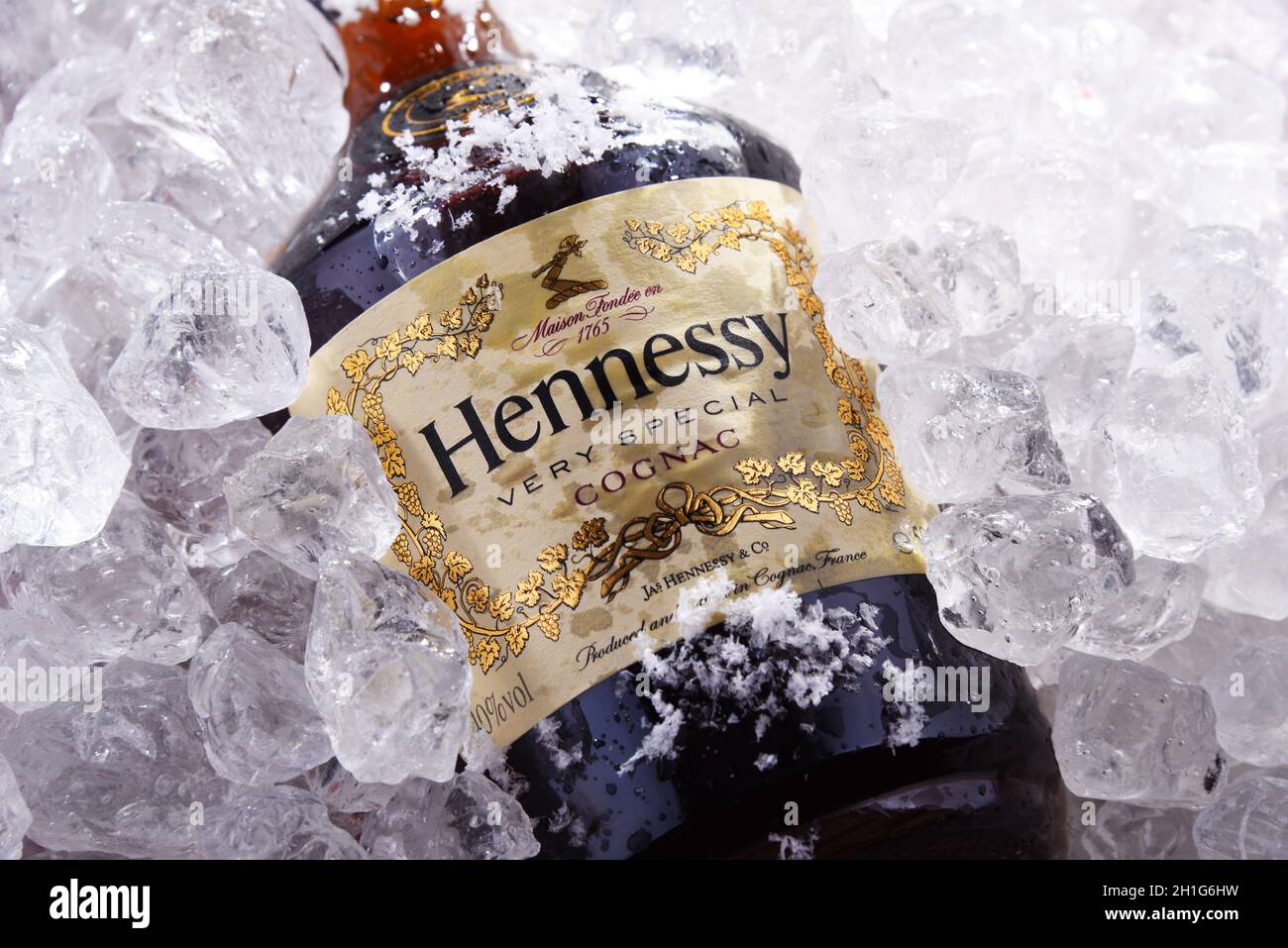 POZNAN, POL - 28 MAGGIO 2020: Bottiglia di Hennessy, una marca di cognac famoso da Cognac, Francia Foto Stock