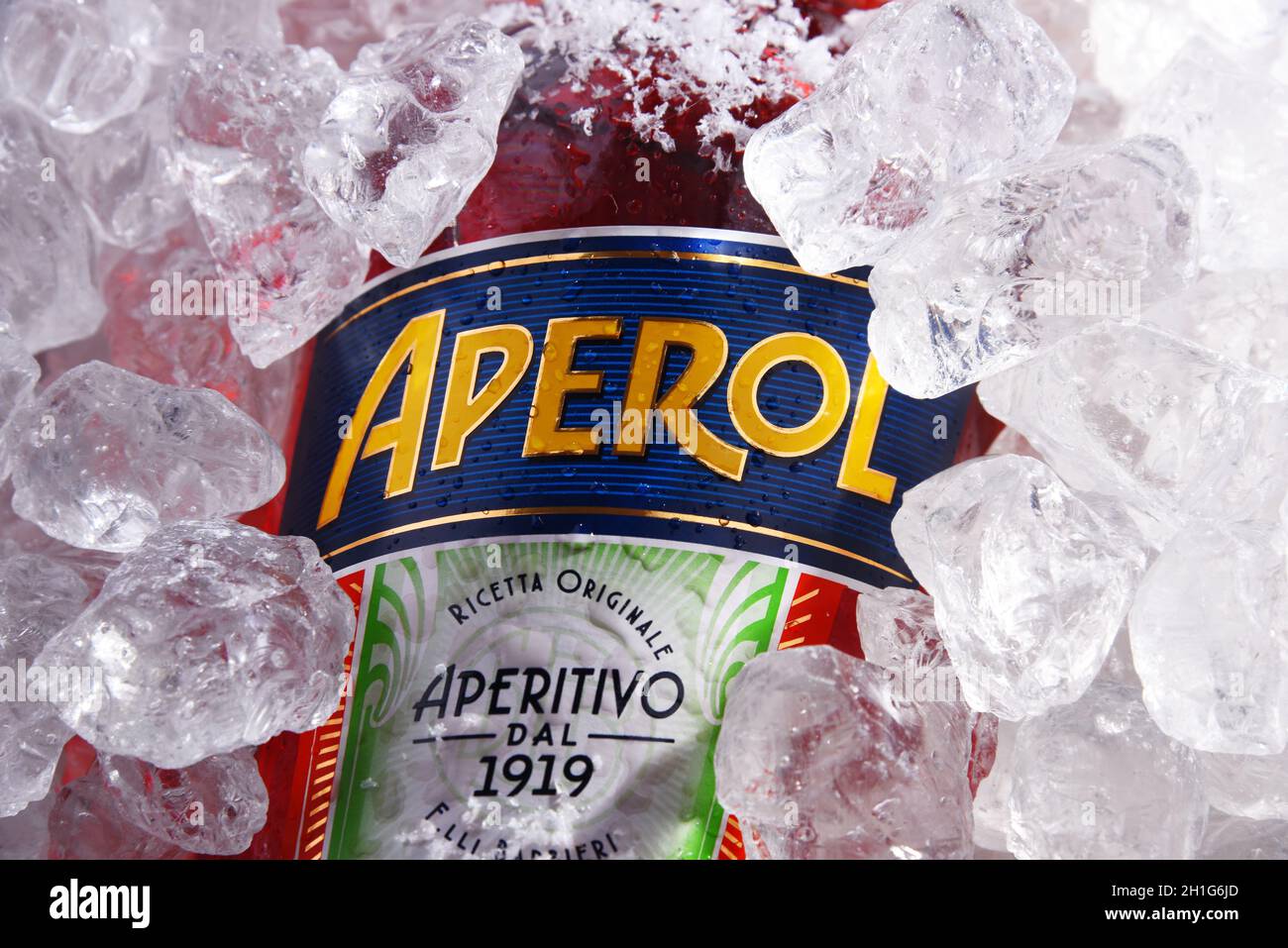 POZNAN, POL - 28 MAGGIO 2020: Bottiglia di Aperol, un aperitivo italiano a base di genziana, rabarbaro e cinchona, è prodotto dalla società Campari. Foto Stock