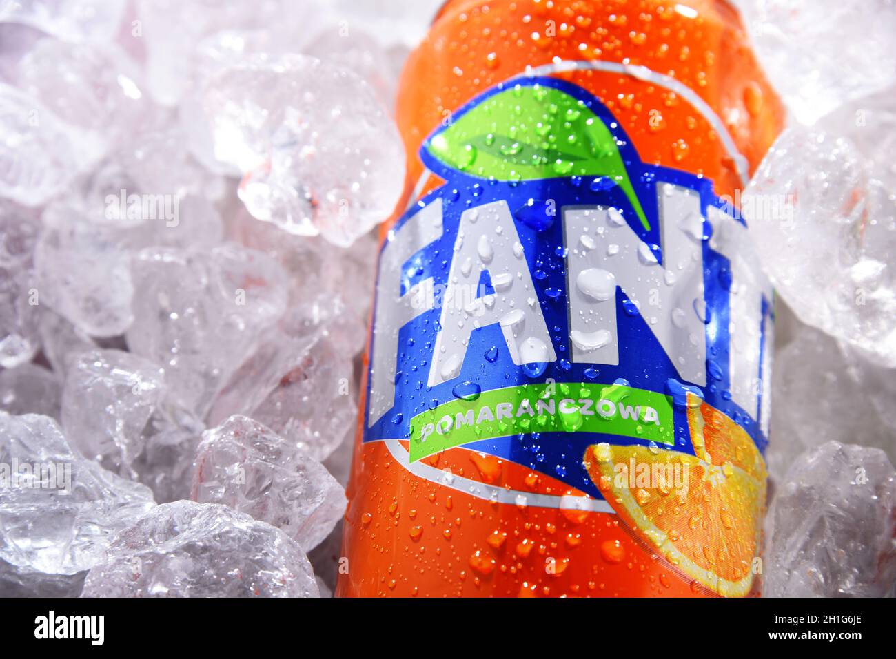 POZNAN, POL - 10 GIU 2020: Lattina di Fanta, un marchio globale di bevande analcoliche gassate aromatizzate alla frutta, creata dalla Coca-Cola Company in Germania nel 1940 Foto Stock