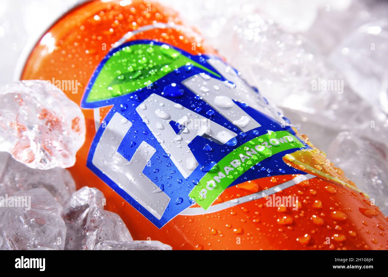 POZNAN, POL - 10 GIU 2020: Lattina di Fanta, un marchio globale di bevande analcoliche gassate aromatizzate alla frutta, creata dalla Coca-Cola Company in Germania nel 1940 Foto Stock