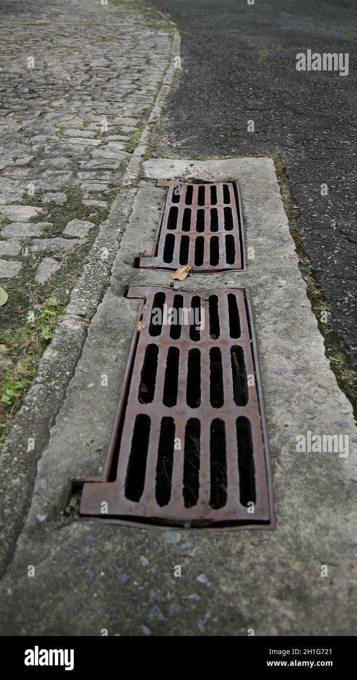 salvador, bahia / brasile - 27 giugno 2020: La griglia di tombino per il drenaggio delle acque piovane è visto in un condominio nella città di Salvador. *** Local Caption * Foto Stock