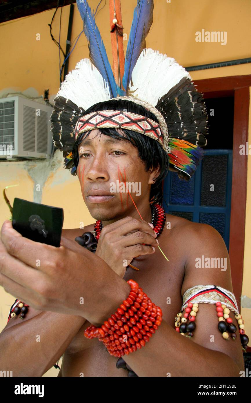 porto Seguro, bahia / brasile - 27 febbraio 2008: Pataxo indiano sono visti fanzendo pittura sul suo corpo durante una protesta in cerca di miglioramenti in t Foto Stock