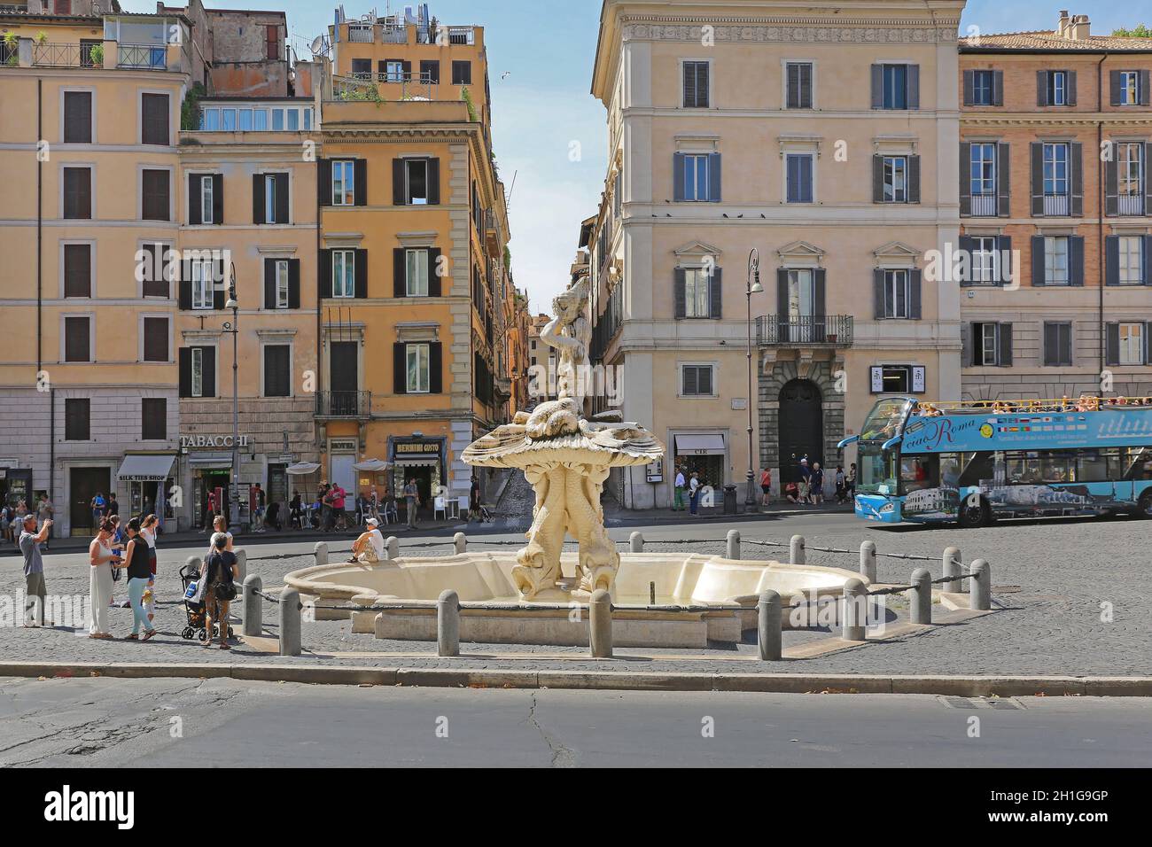 Roma, Italia - 29 giugno 2014: Fontana del Tritone di Gian Lorenzo Bernini a Piazza Barberini a Roma. Foto Stock