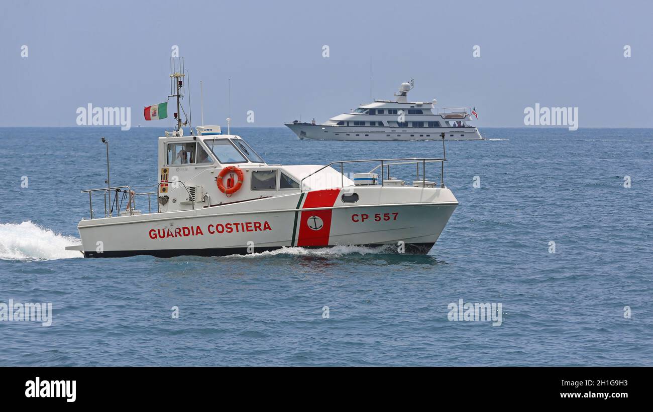 Costiera Amalfitana - 28 giugno 2014: Big Yacht e Guardia Costiera pattugliata sul Mar Tirreno in Costiera Amalfitana. Foto Stock